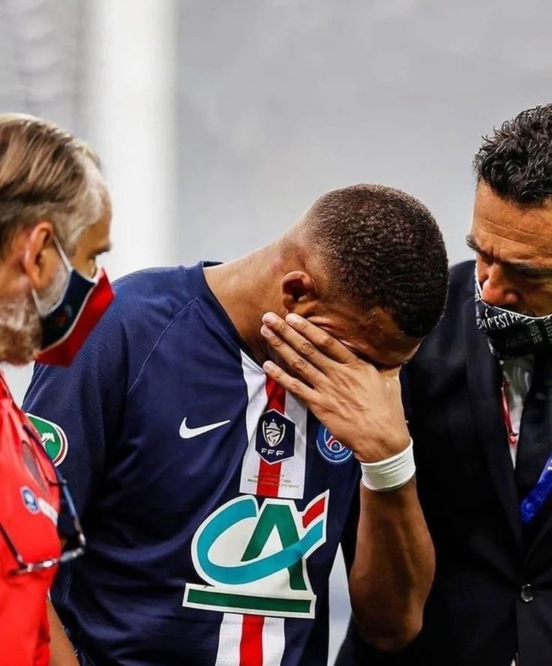 ảnh bóng đá buồn 2