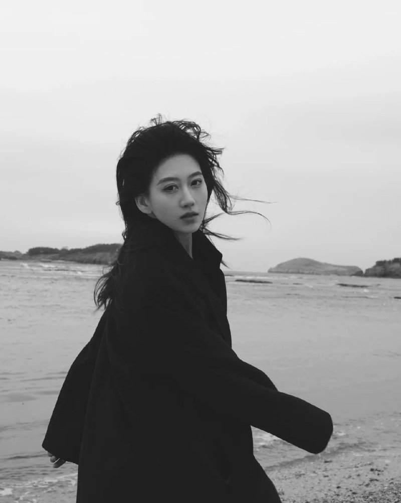 ảnh buồn đen trắng nữ 25