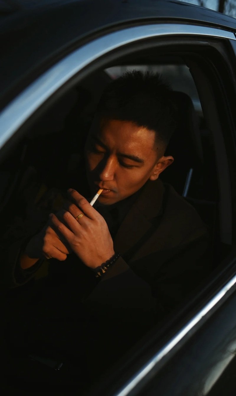 ảnh buồn nam hút thuốc 26