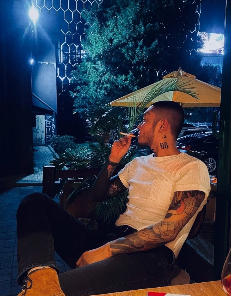 ảnh buồn nam hút thuốc 38