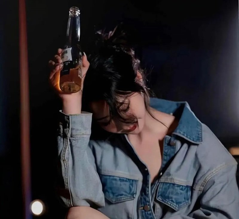 ảnh buồn uống bia một mình nữ 1