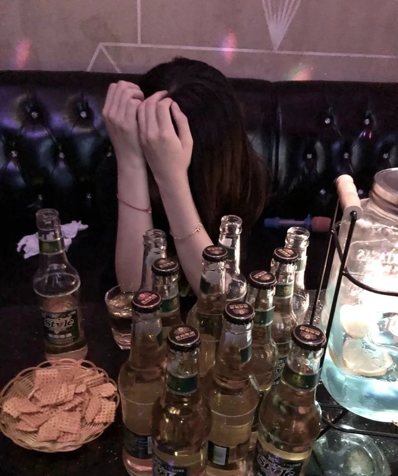 ảnh buồn uống bia một mình nữ 10