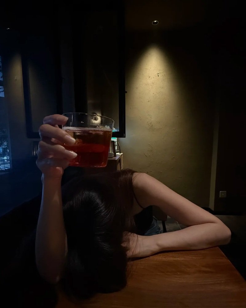 ảnh buồn uống bia một mình nữ 11