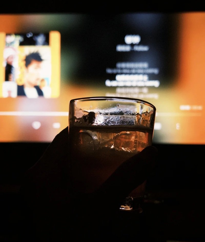 ảnh buồn uống bia một mình nữ 12