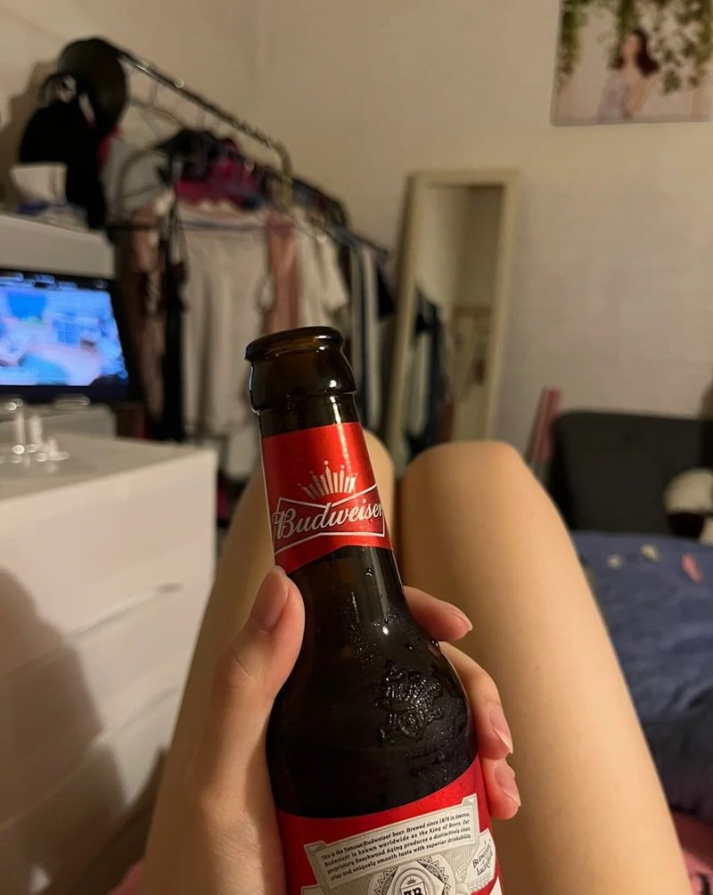 ảnh buồn uống bia một mình nữ 13