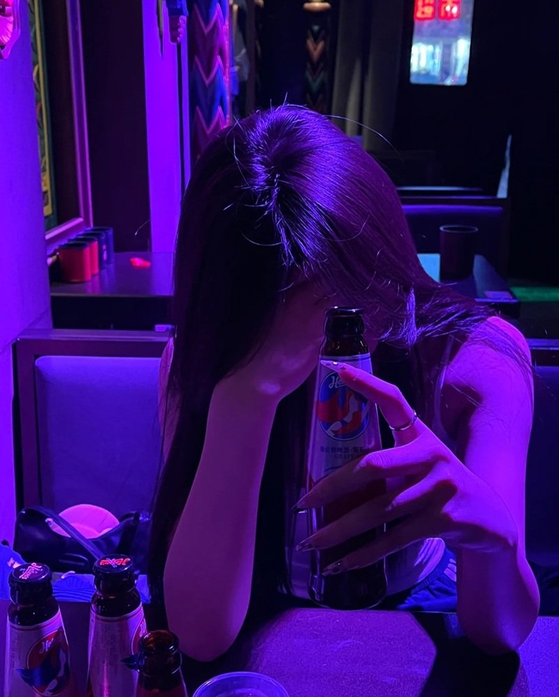 ảnh buồn uống bia một mình nữ 14