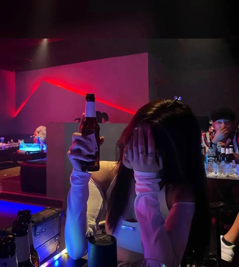 ảnh buồn uống bia một mình nữ 16