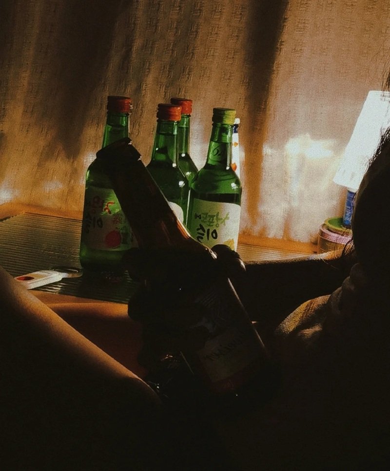 ảnh buồn uống bia một mình nữ 17