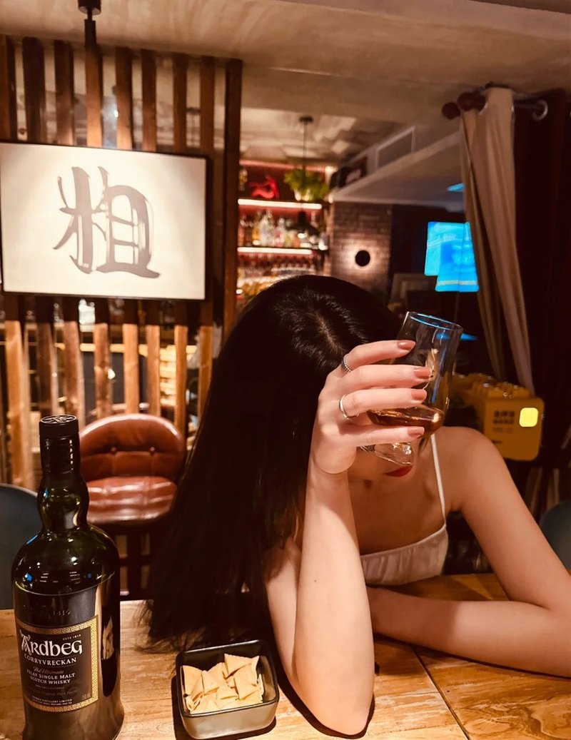 ảnh buồn uống bia một mình nữ 18