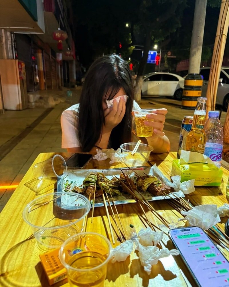 ảnh buồn uống bia một mình nữ 19