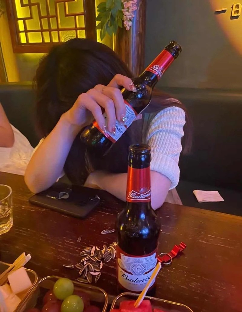 ảnh buồn uống bia một mình nữ 2