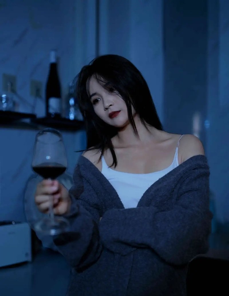 ảnh buồn uống bia một mình nữ 20