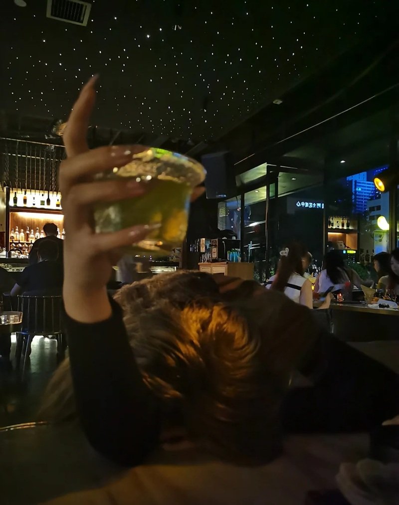 ảnh buồn uống bia một mình nữ 21