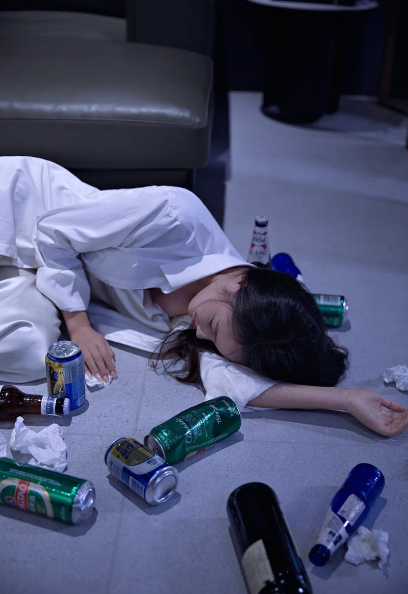 ảnh buồn uống bia một mình nữ 24