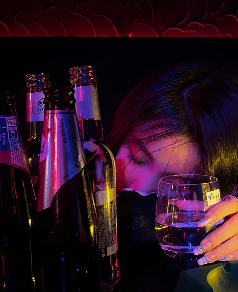 ảnh buồn uống bia một mình nữ 29