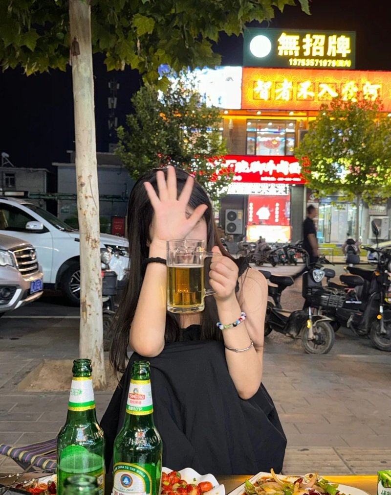 ảnh buồn uống bia một mình nữ 3