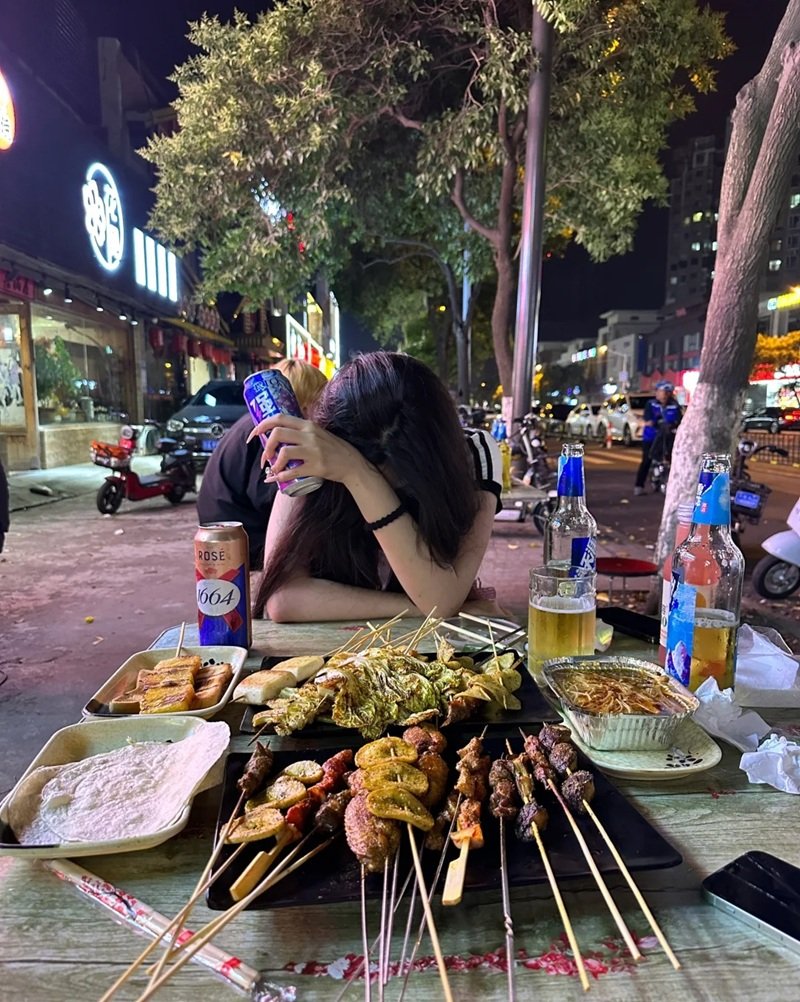 ảnh buồn uống bia một mình nữ 30