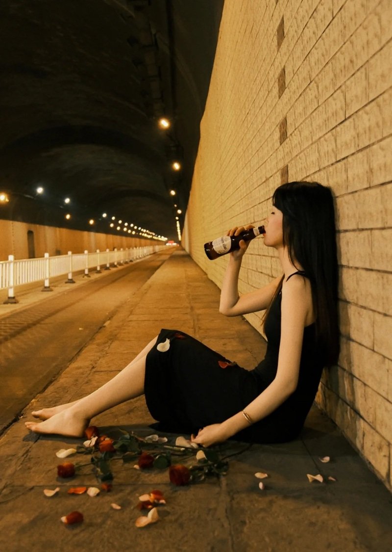 ảnh buồn uống bia một mình nữ 32