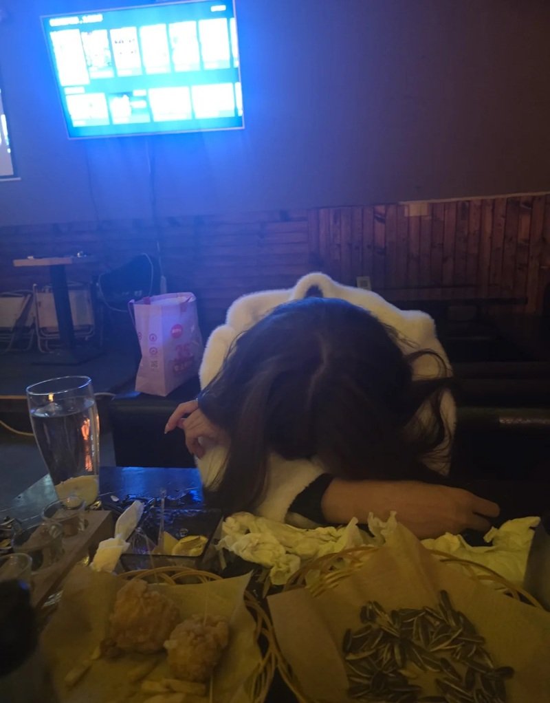 ảnh buồn uống bia một mình nữ 34