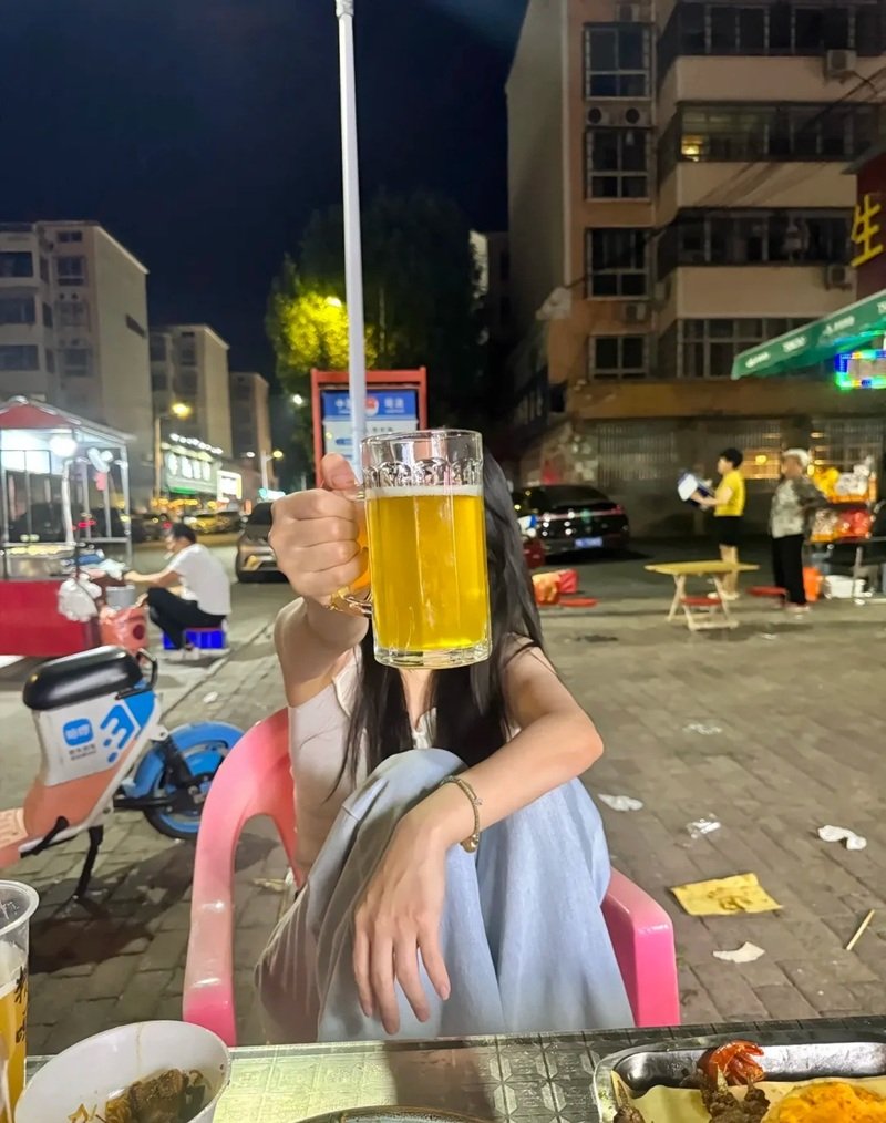 ảnh buồn uống bia một mình nữ 36