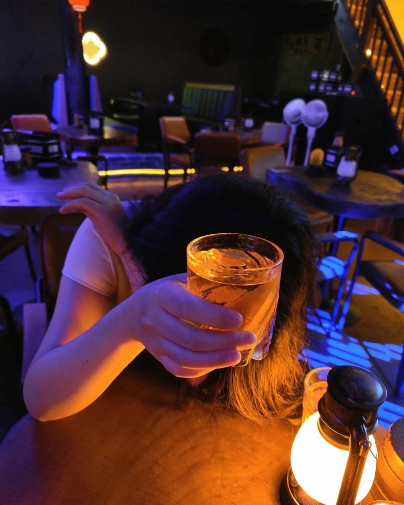 ảnh buồn uống bia một mình nữ 37