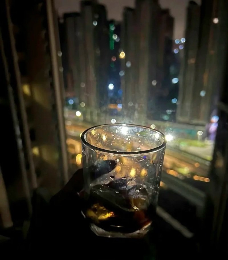 ảnh buồn uống bia một mình nữ 39