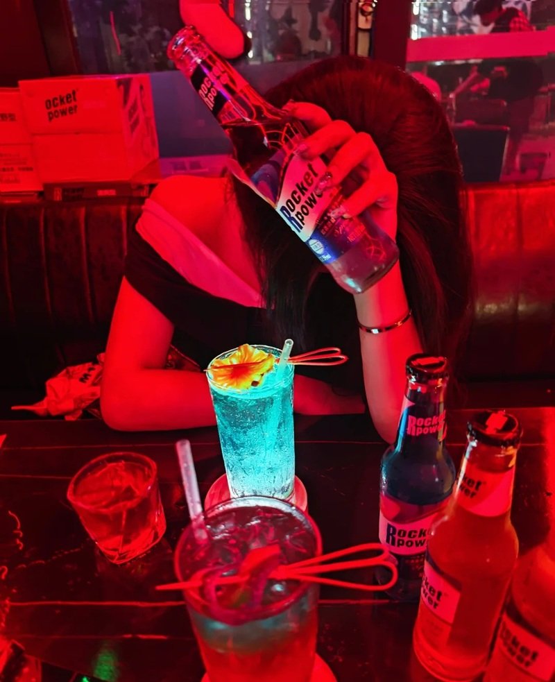 ảnh buồn uống bia một mình nữ 4