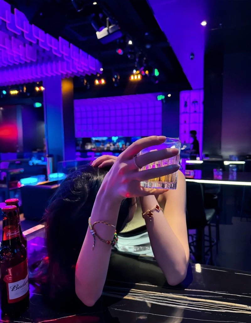 ảnh buồn uống bia một mình nữ 40