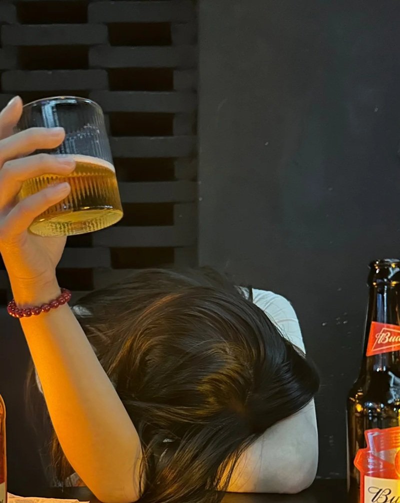 ảnh buồn uống bia một mình nữ 5