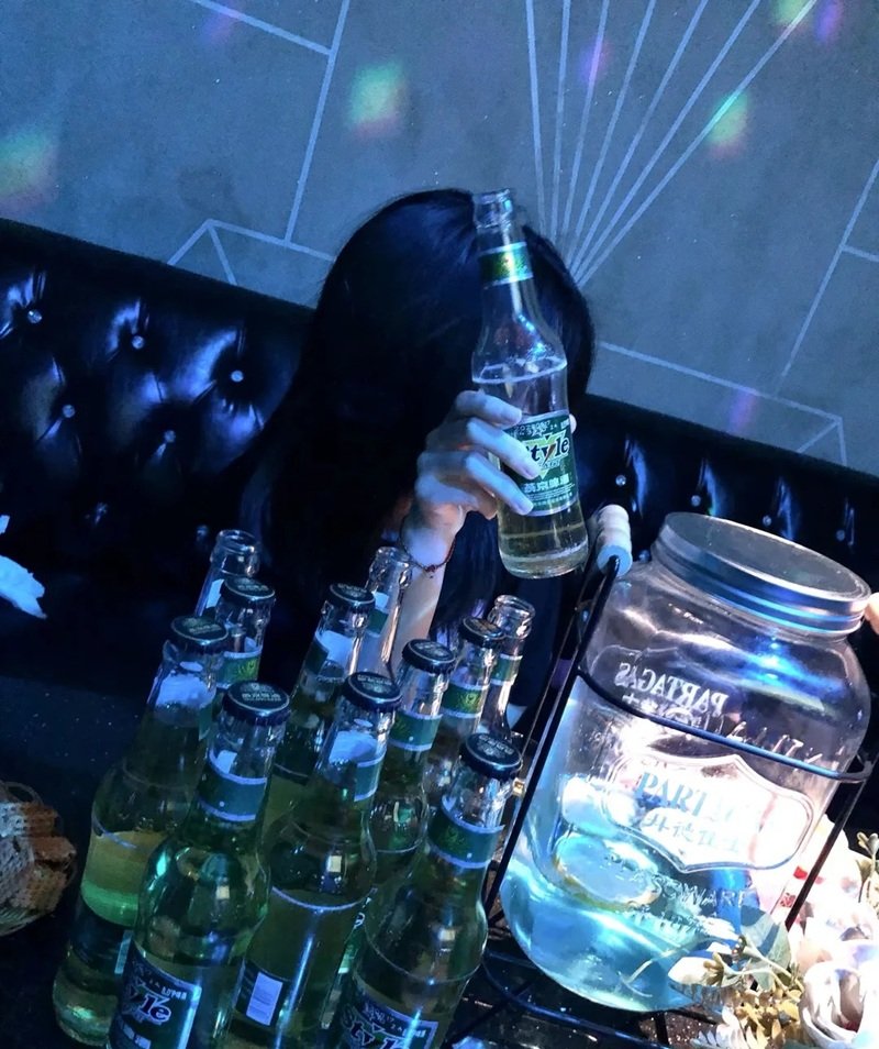 ảnh buồn uống bia một mình nữ 7