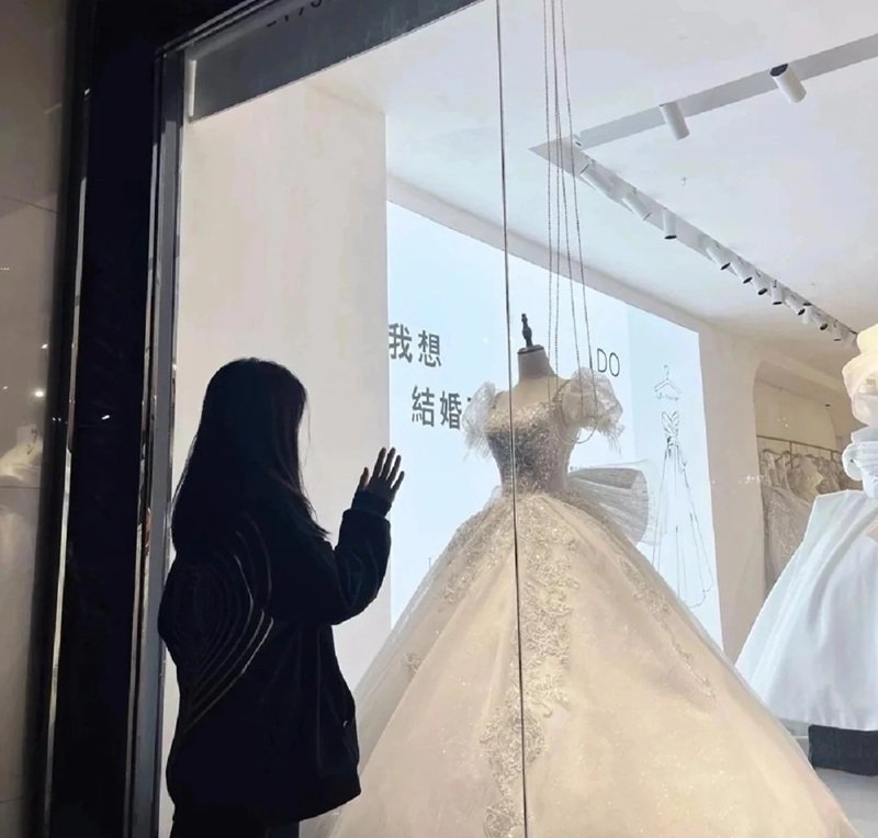 ảnh đứng nhìn váy cưới buồn 10