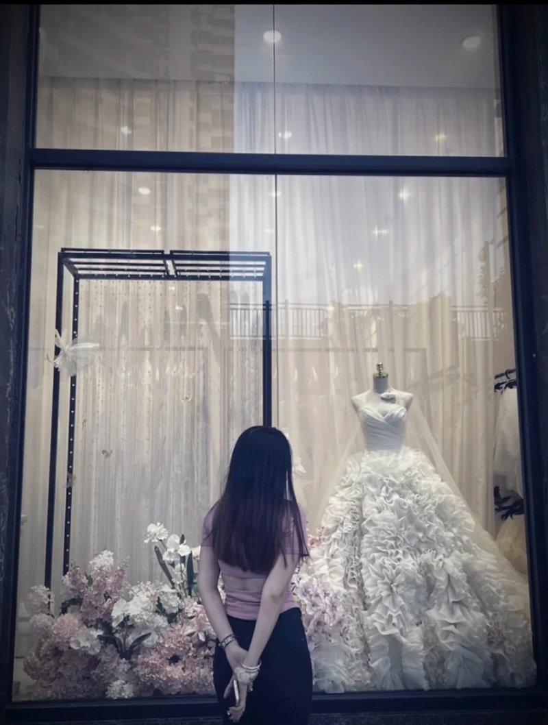 ảnh đứng nhìn váy cưới buồn 12