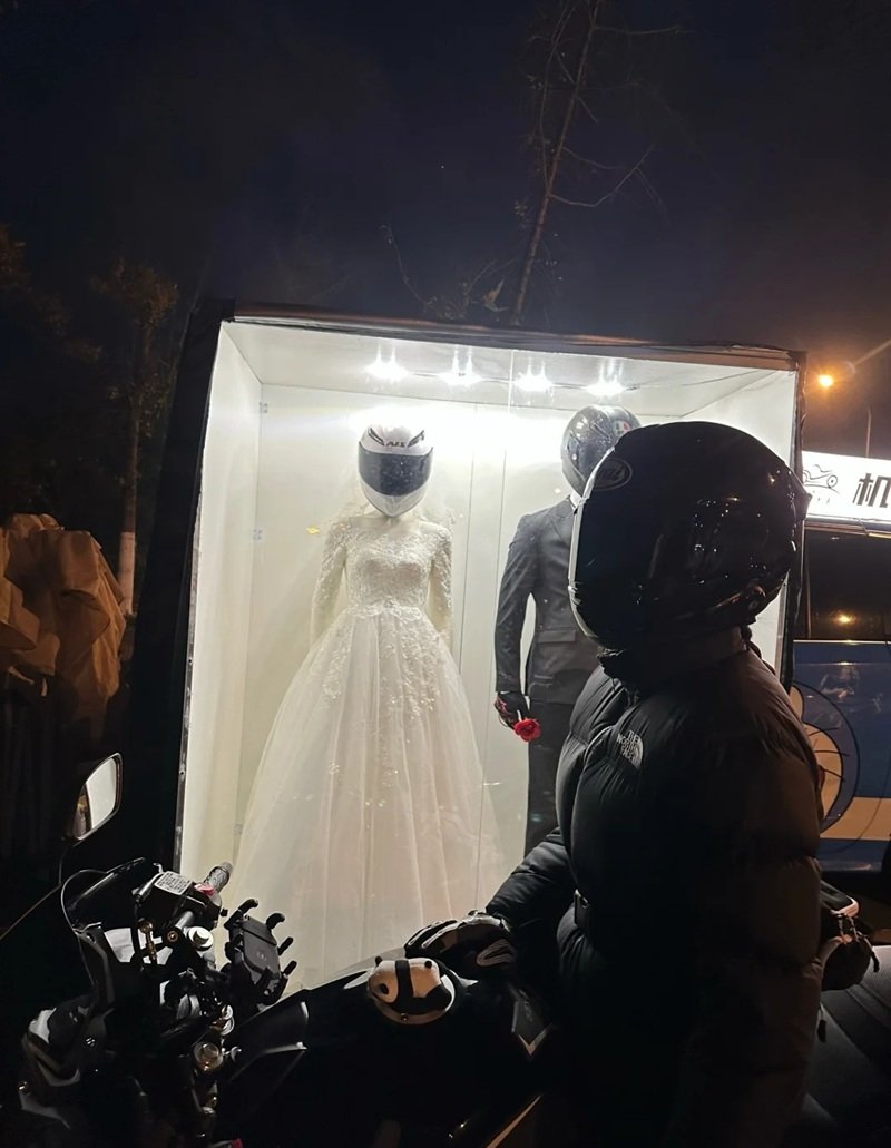 ảnh đứng nhìn váy cưới buồn 13