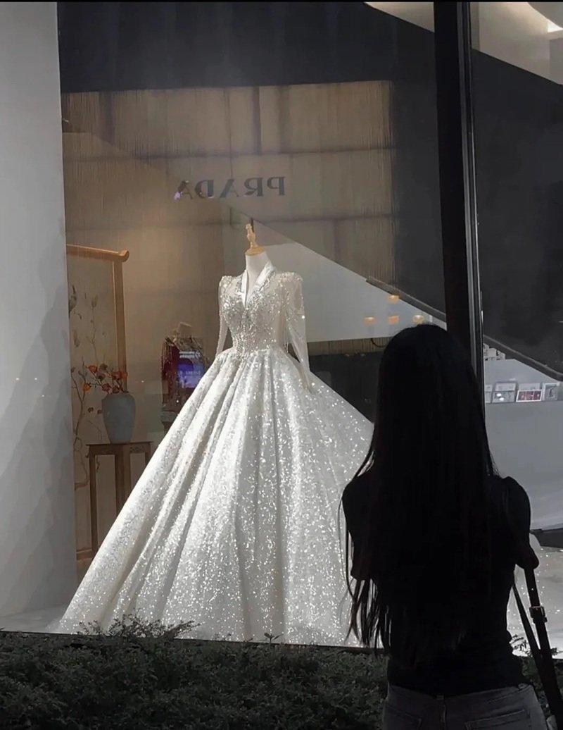 ảnh đứng nhìn váy cưới buồn 17