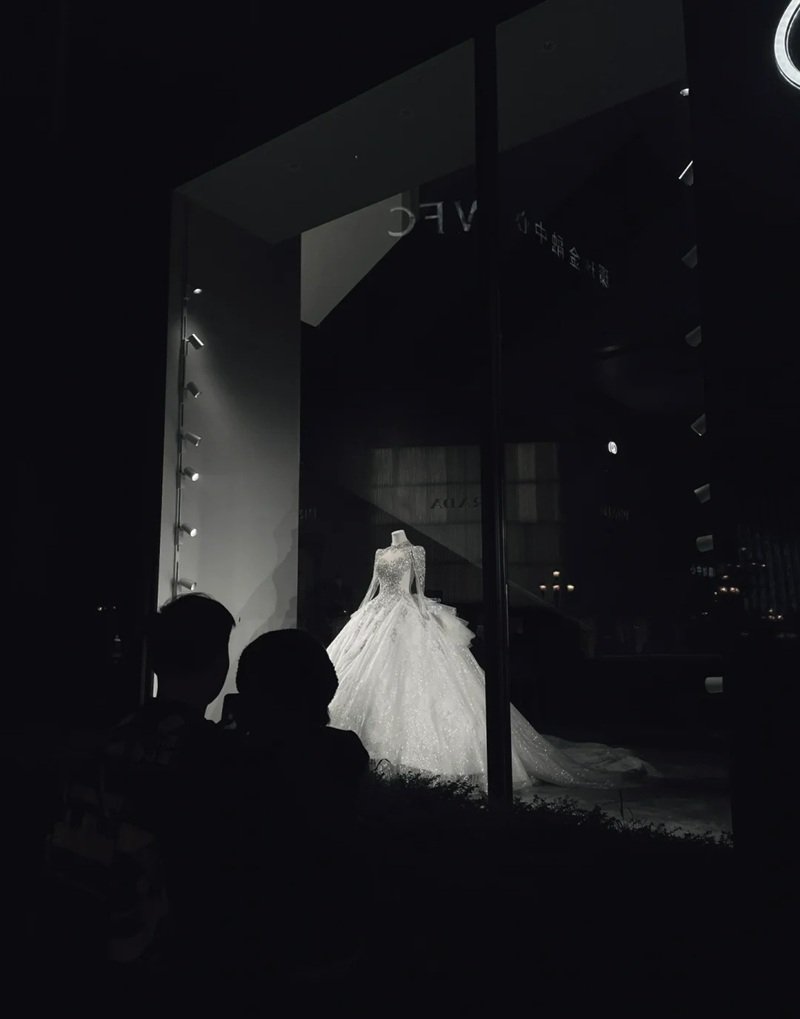 ảnh đứng nhìn váy cưới buồn 22