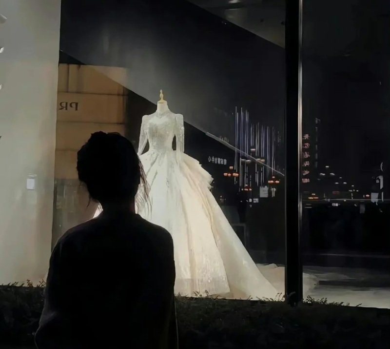 ảnh đứng nhìn váy cưới buồn 25