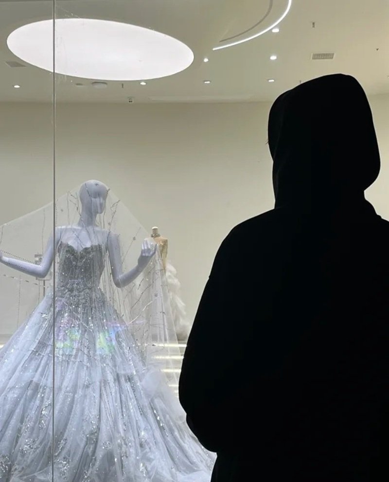 ảnh đứng nhìn váy cưới buồn 26