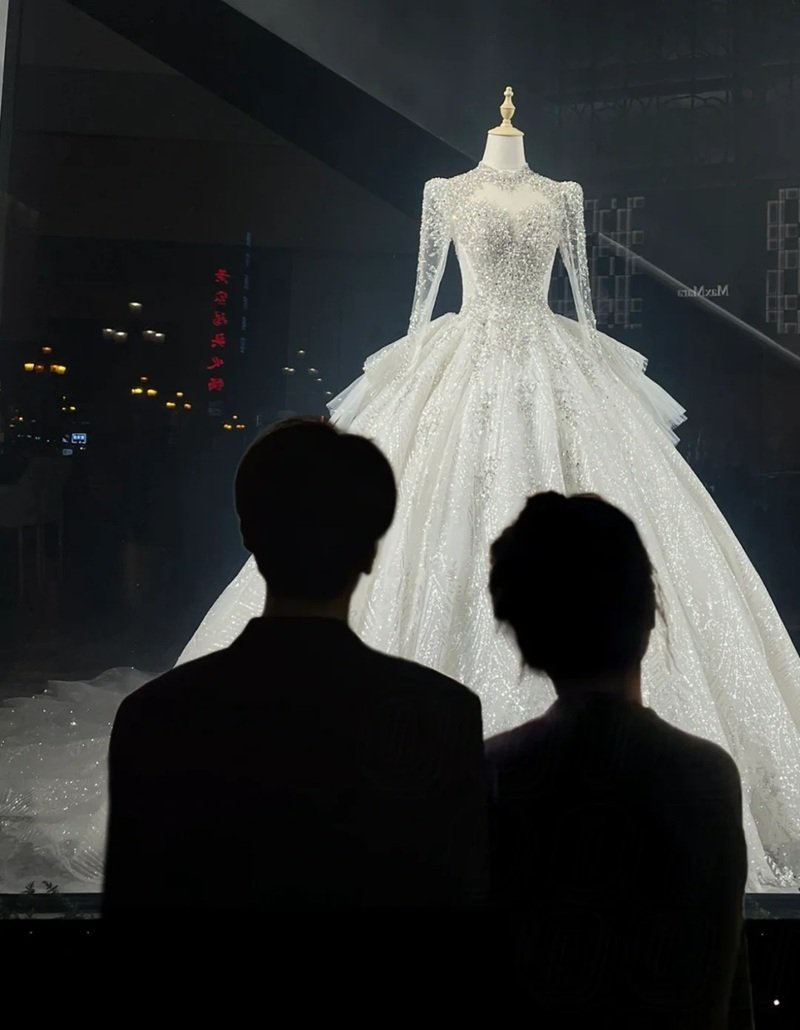 ảnh đứng nhìn váy cưới buồn 27