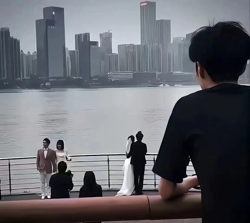 ảnh đứng nhìn váy cưới buồn 28