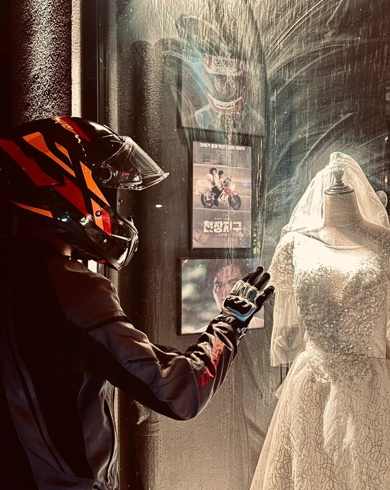 ảnh đứng nhìn váy cưới buồn 3