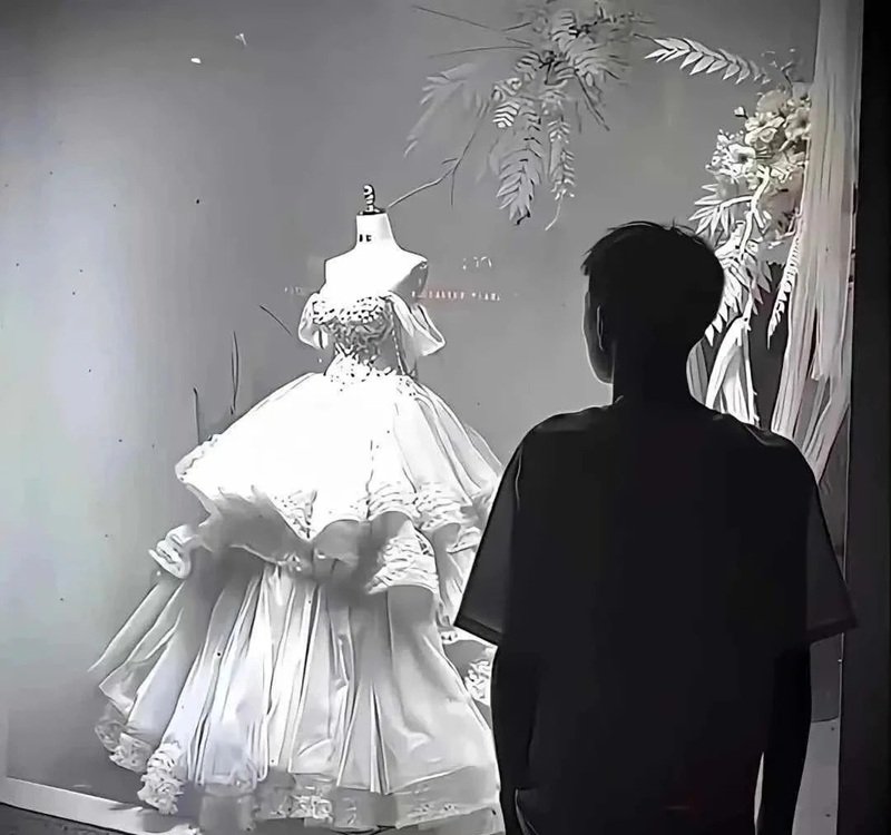 ảnh đứng nhìn váy cưới buồn 34