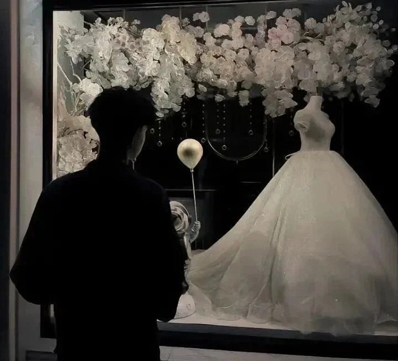 ảnh đứng nhìn váy cưới buồn 35