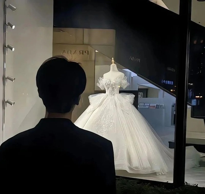 ảnh đứng nhìn váy cưới buồn 36