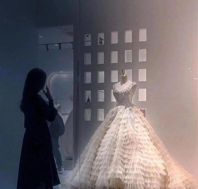 ảnh đứng nhìn váy cưới buồn 5