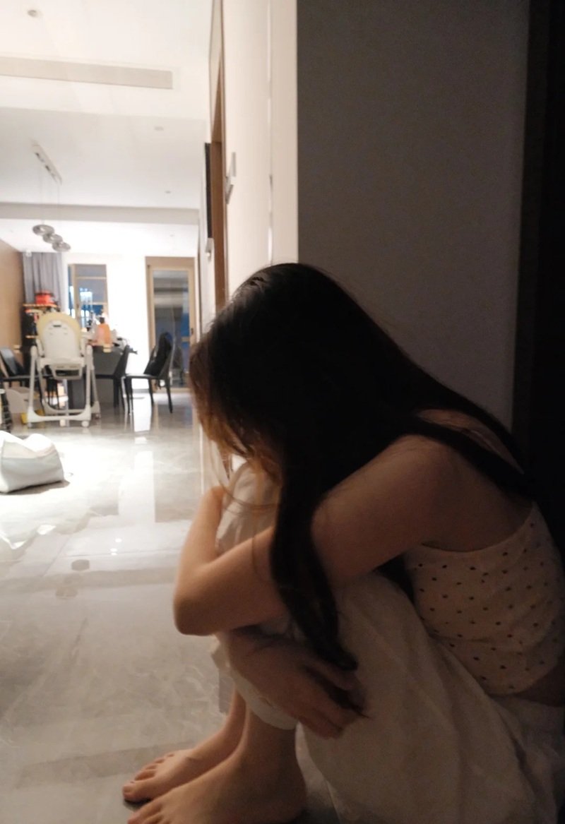 ảnh gái xinh che mặt buồn 16