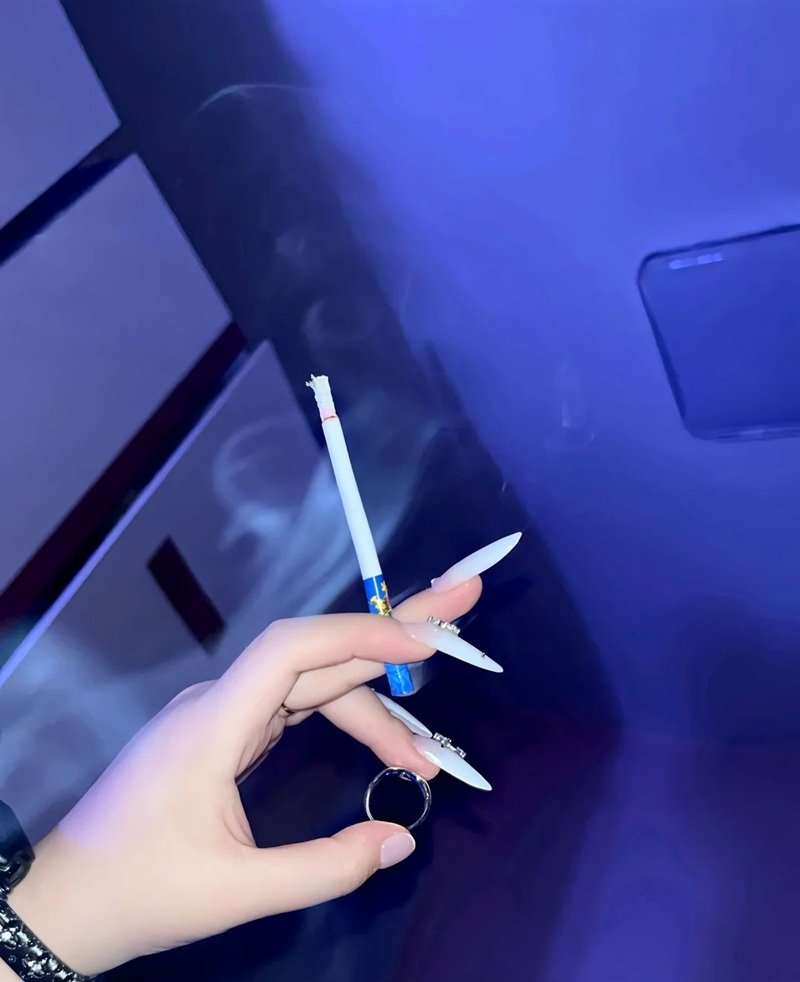 ảnh hút thuốc buồn nữ 9