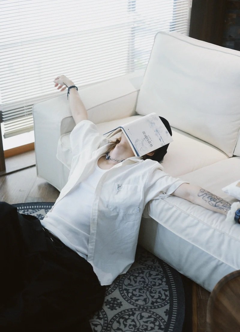 ảnh nam buồn che mặt 10