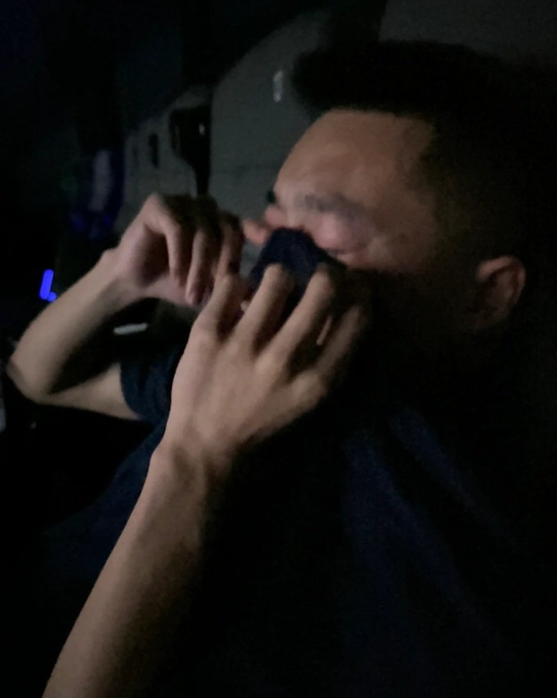 ảnh nam buồn che mặt 11