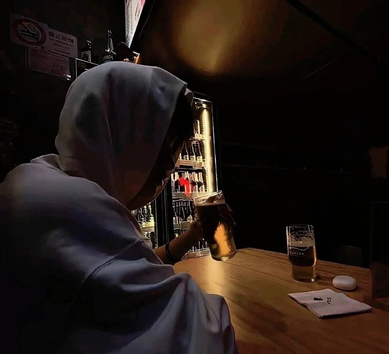 ảnh nam buồn che mặt 14