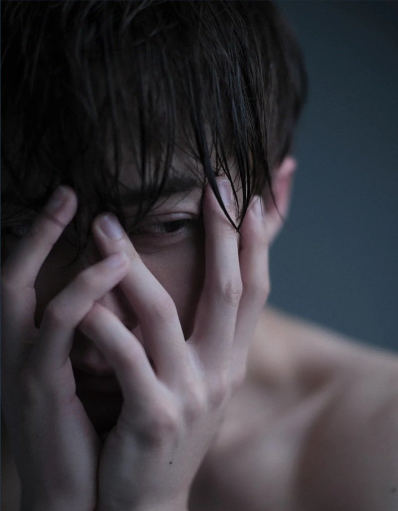 ảnh nam buồn che mặt 16